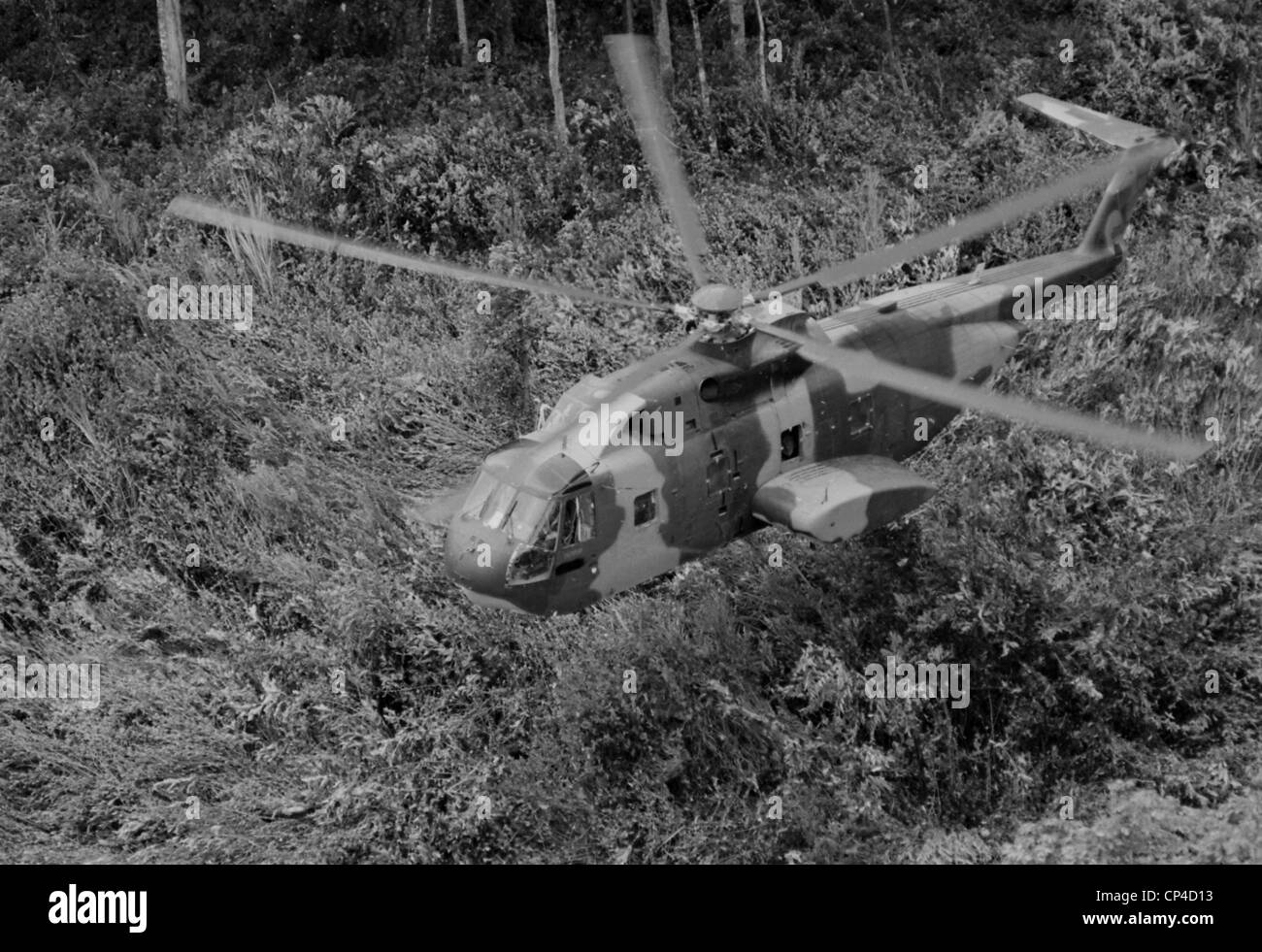 Guerra del Vietnam. Un camuffati US Air Force di atterraggio per elicotteri nel sud-est asiatico jungle durante il funzionamento 'Pony Express.' Pony Foto Stock