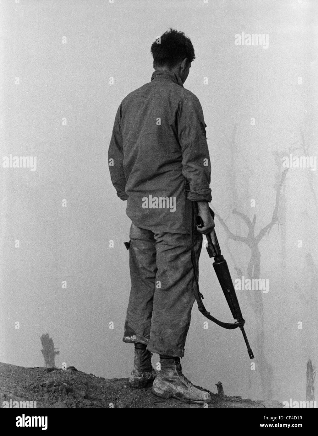 Guerra del Vietnam. Noi Fantassin guarda oltre la nebbia avvolta a Shau Valley, un braccio maggiore del sentiero di Ho Chi Minh. 1969. Foto Stock