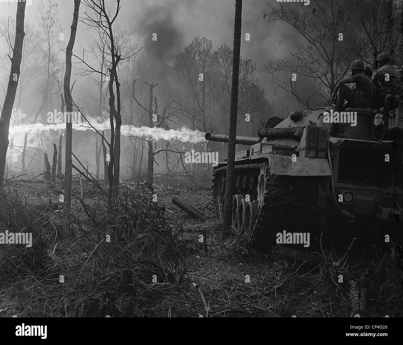 Guerra del Vietnam. US Marine serbatoi fiamma bruciare 'no-name Village' durante vicino a Binh figlio di Quang Ngai provincia. 1969. Foto Stock