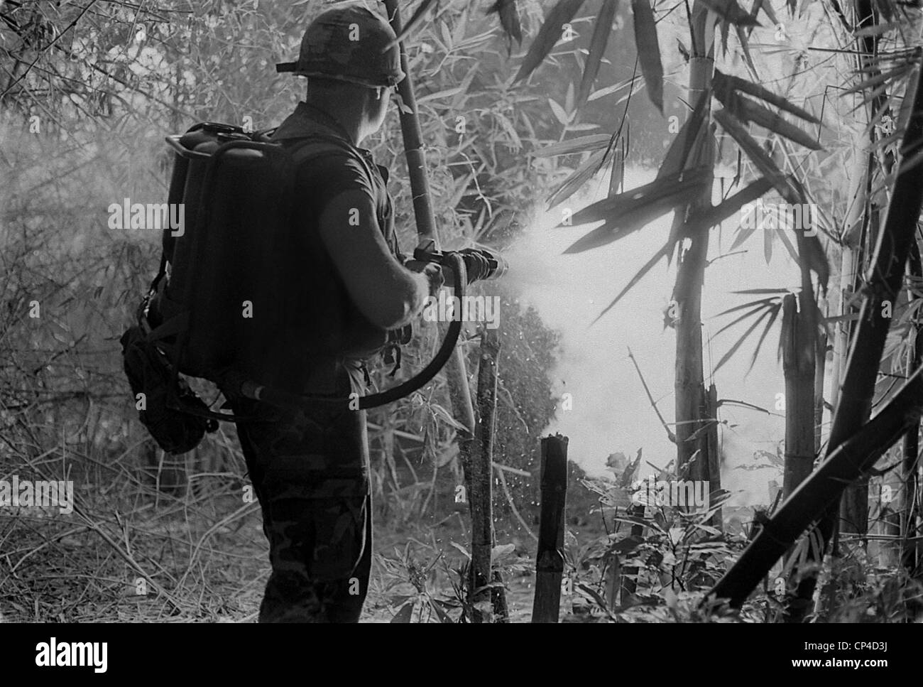 Guerra del Vietnam. Noi soldato cancella un area nella giungla con la sua fiamma thrower. Maggio 22, 1970. Foto Stock