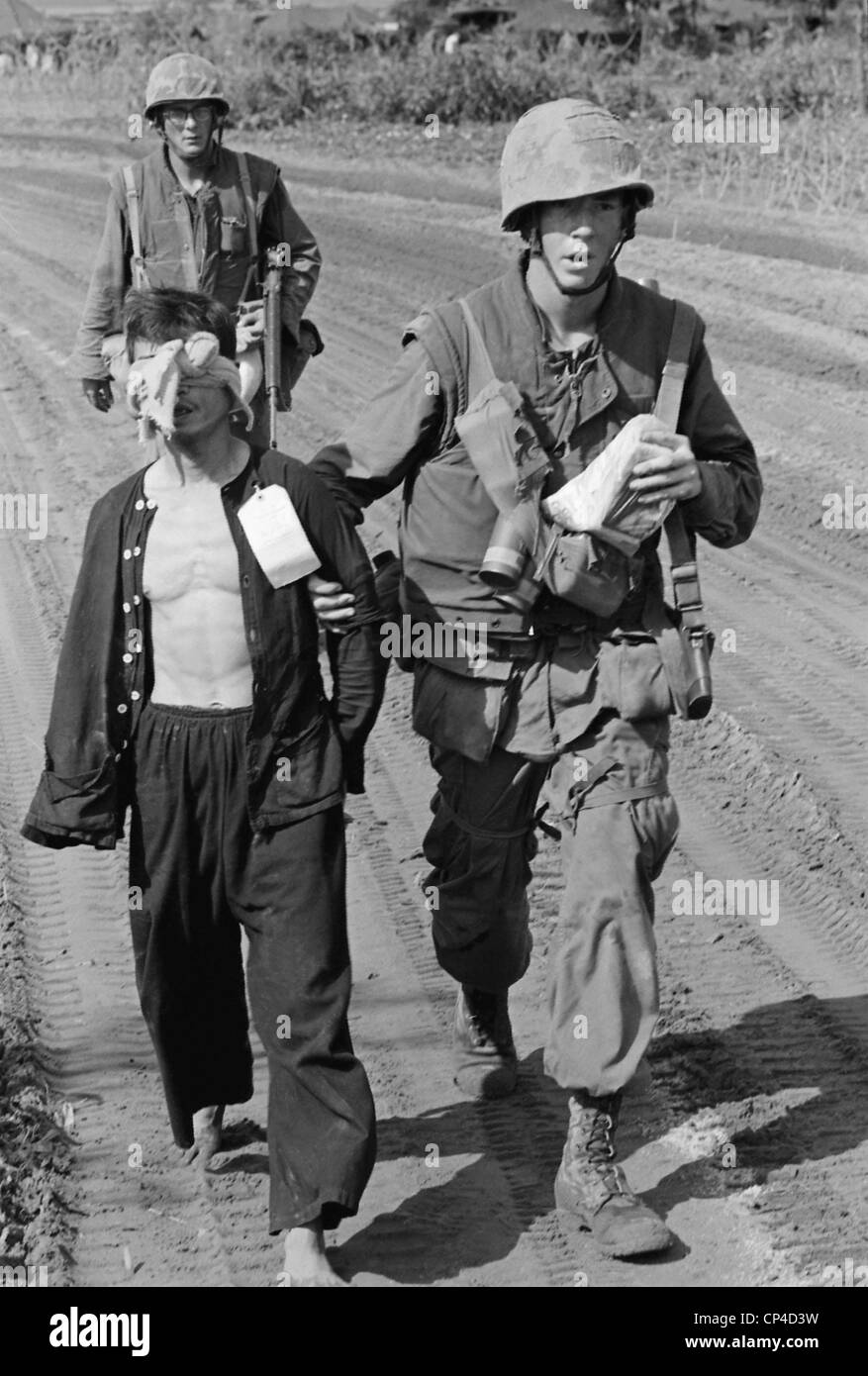 Guerra del Vietnam. Un Viet Cong prigioniero catturato durante il funzionamento Double Eagle, 20 miglia a sud di Quang Ngai, il Vietnam è portato in Foto Stock