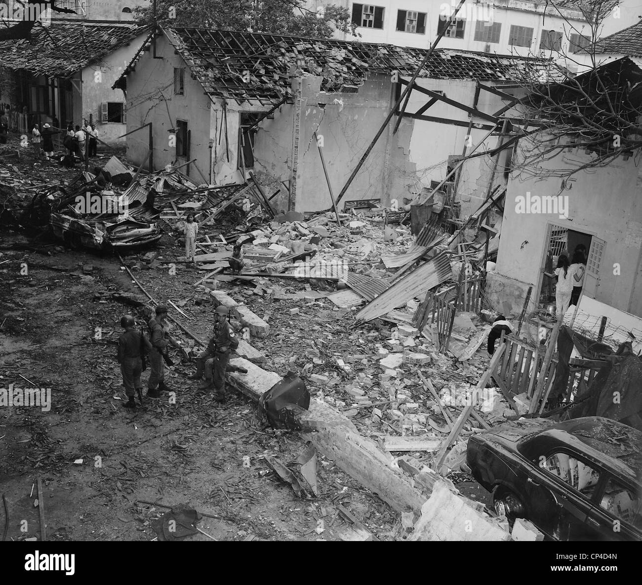 Guerra del Vietnam. Distruzione della Brinks hotel di Saigon che era stato usato come degli ufficiali di billette per noi Forze Armate. Due Foto Stock
