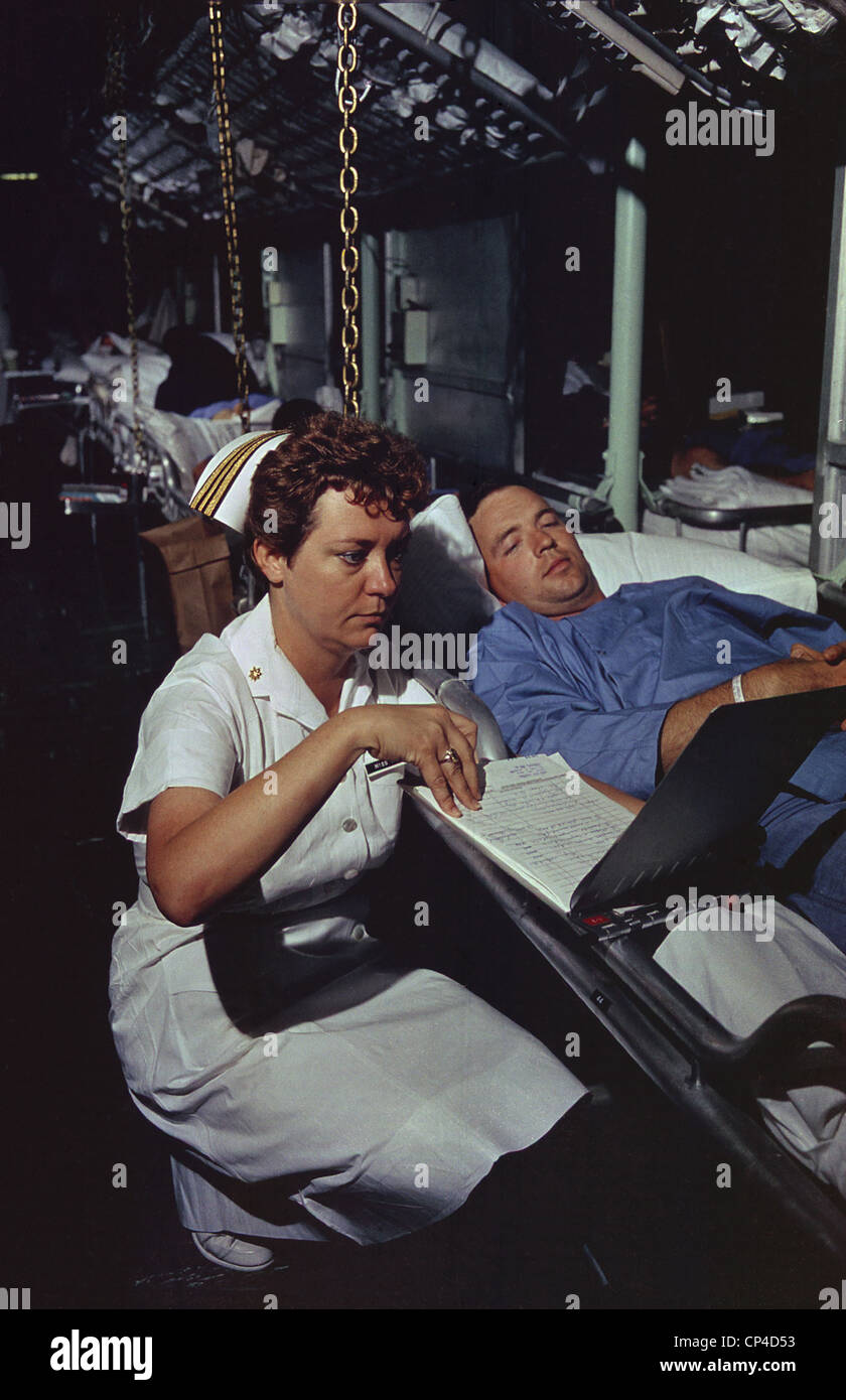 Guerra del Vietnam. Tenente Comandante Dorothy Ryan, un infermiere della Marina a bordo della nave ospedale USS riposo off Sud Vietnam, controlli un Foto Stock