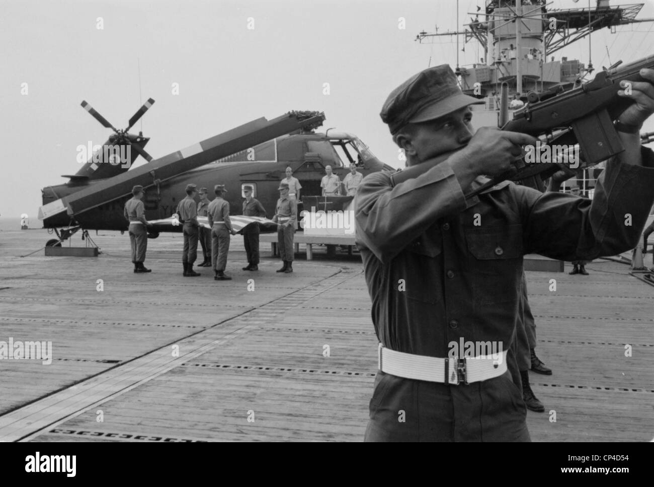 Guerra del Vietnam. Un fucile saluto a sette Marines americani uccisi il 29 aprile 1966 da un Viet Cong bomba nascosta in un foro potabile, durante Foto Stock