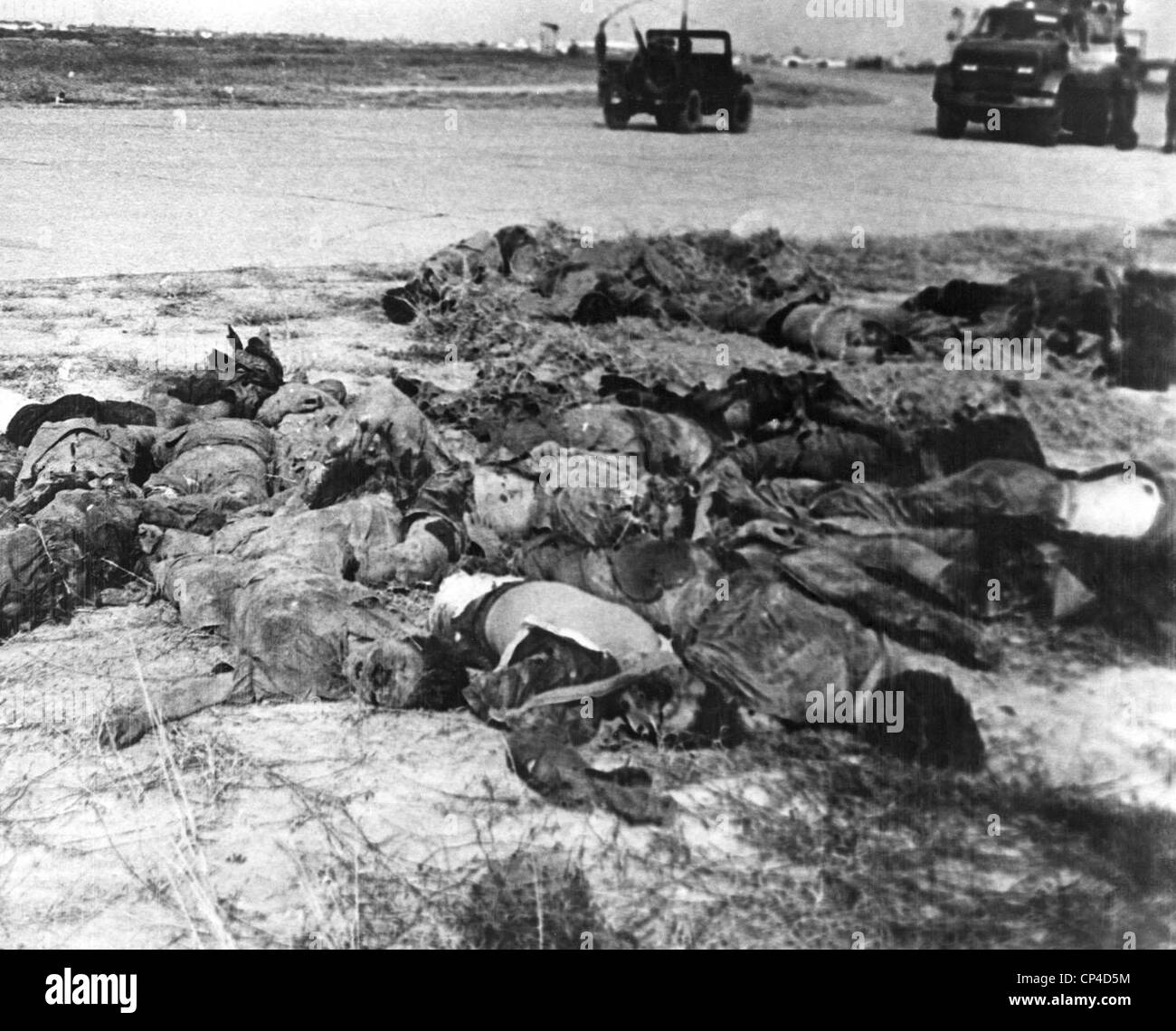 Il Vietnam War-Tet offensivo. Il Viet Cong morti dopo un Tet offensiva sul perimetro di Tan Son Nhut Air Base. 1 febbraio 1968. Foto Stock