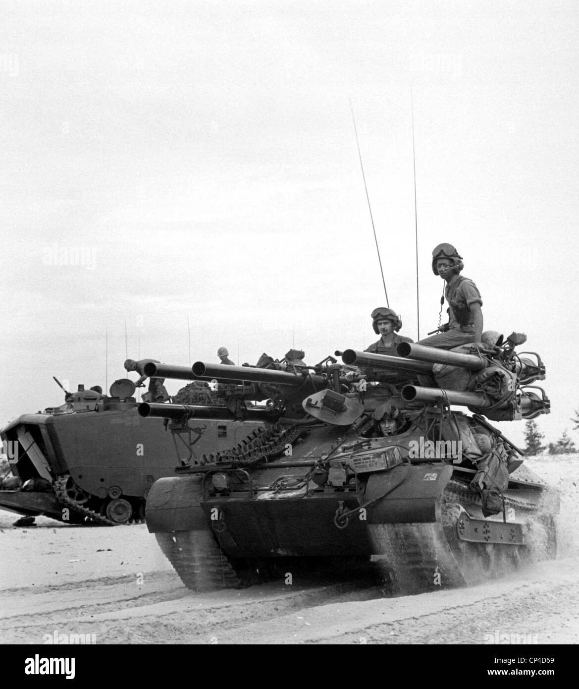 Guerra del Vietnam. Le truppe degli Stati Uniti che arrivano sul Vietnam del Sud di Chu Lai beach durante il 1965 escalation. Il veicolo di primo piano è un Foto Stock