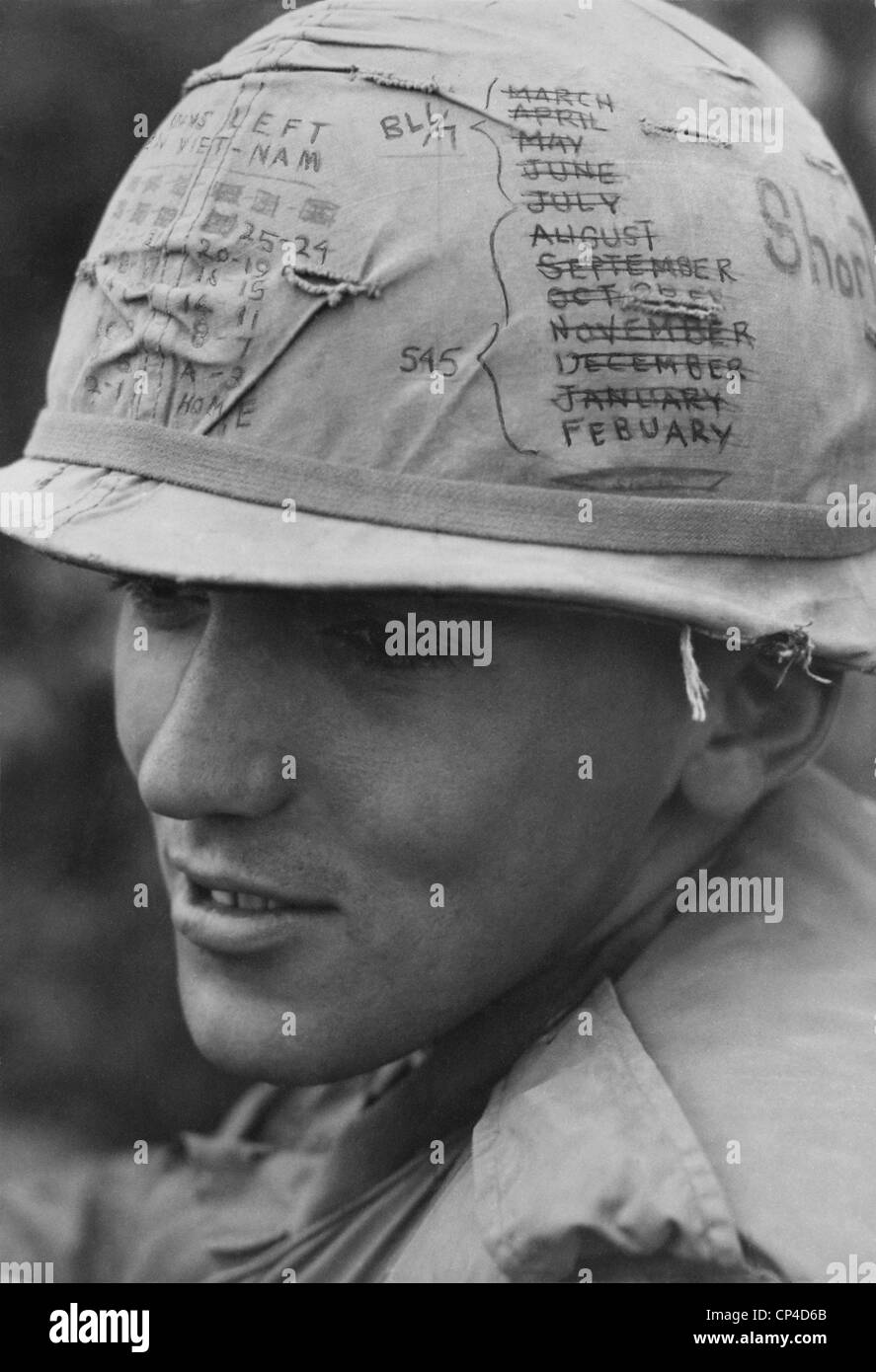 Guerra del Vietnam. Un esercito americano sky Casco Trooper tiene traccia dei mesi di tempo egli ha lasciato sul suo tredici mesi in giro del dazio. Foto Stock