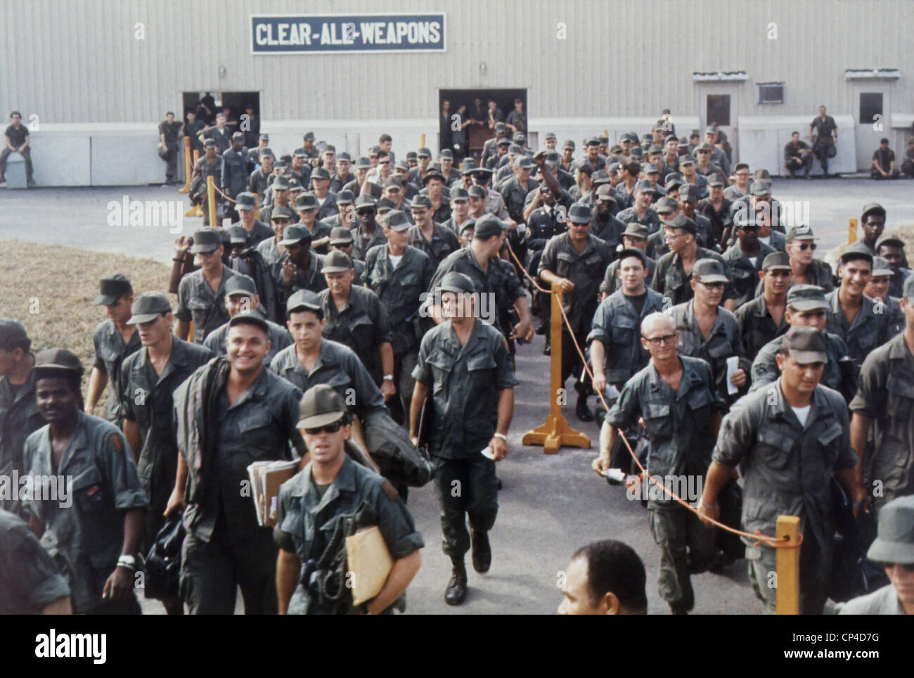 Guerra del Vietnam. Avendo terminato il loro tour del dazio, sorridente le truppe degli Stati Uniti di attendere presso la Bien Hoa Air Terminal per compagnie aeree nazionali Foto Stock