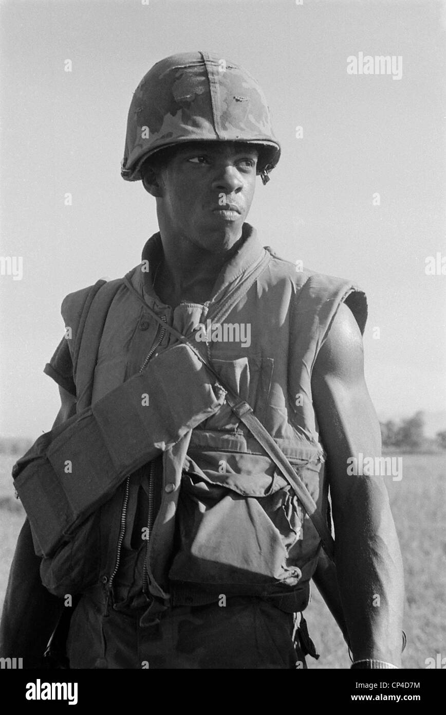 Guerra del Vietnam. African American Marine di pattuglia a 8 miglia a sud della città di Da Nang. Ottobre 30, 1969. Foto Stock