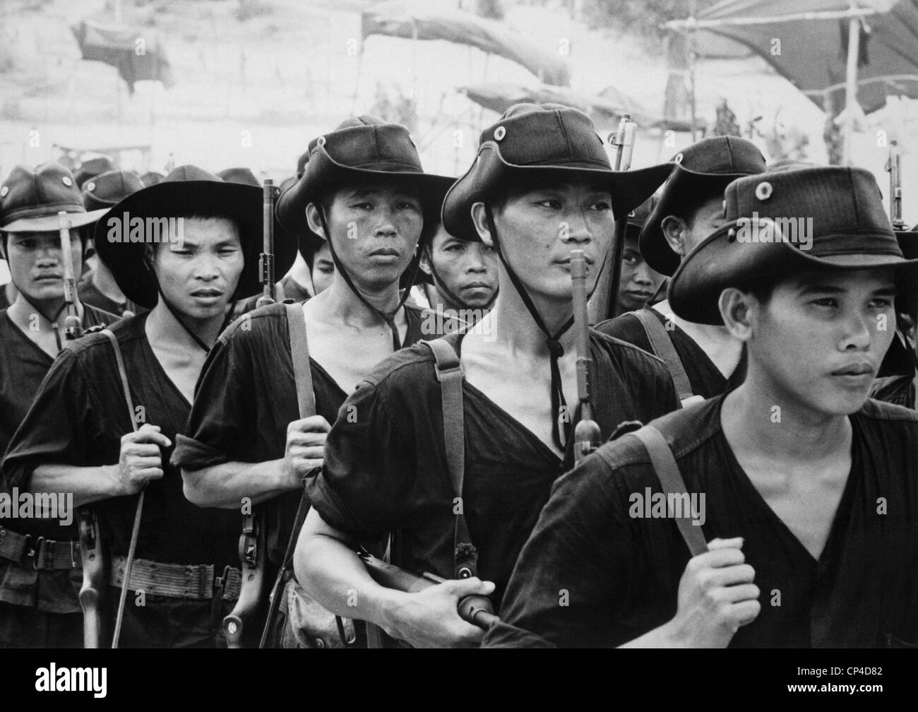 Guerra del Vietnam. Sud miliziani vietnamita dal paese di 44 province, ha ricevuto tredici settimane di training per condurre la difesa della Foto Stock