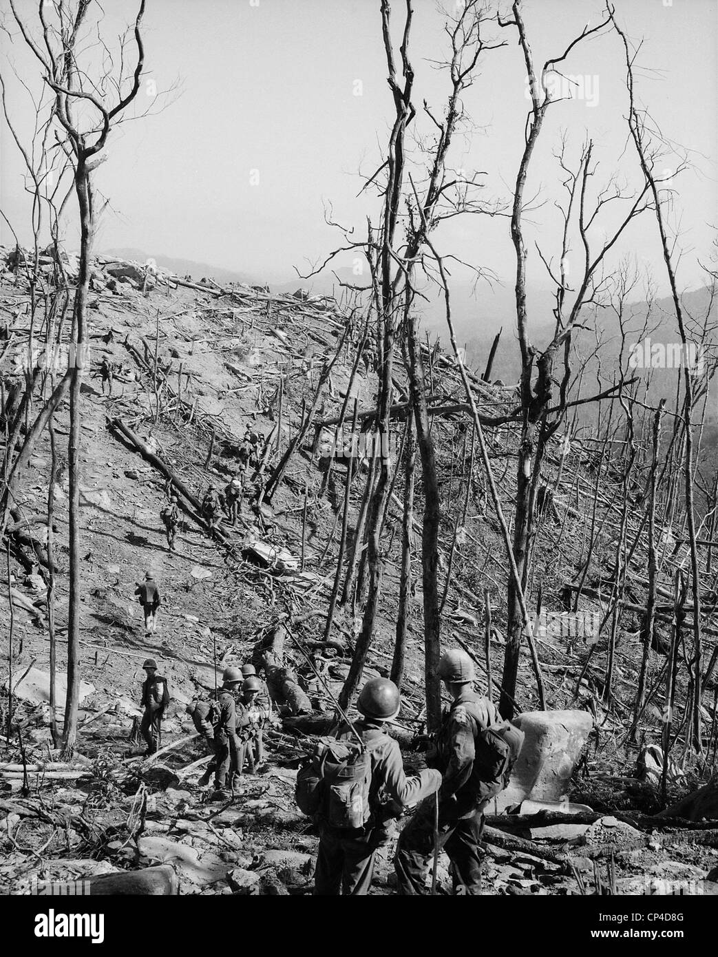 Guerra del Vietnam. Sud soldati vietnamiti, della 1° Divisione ARVN, durante un assalto il funzionamento in prossimità di fuoco Base di supporto O'Reilly Foto Stock