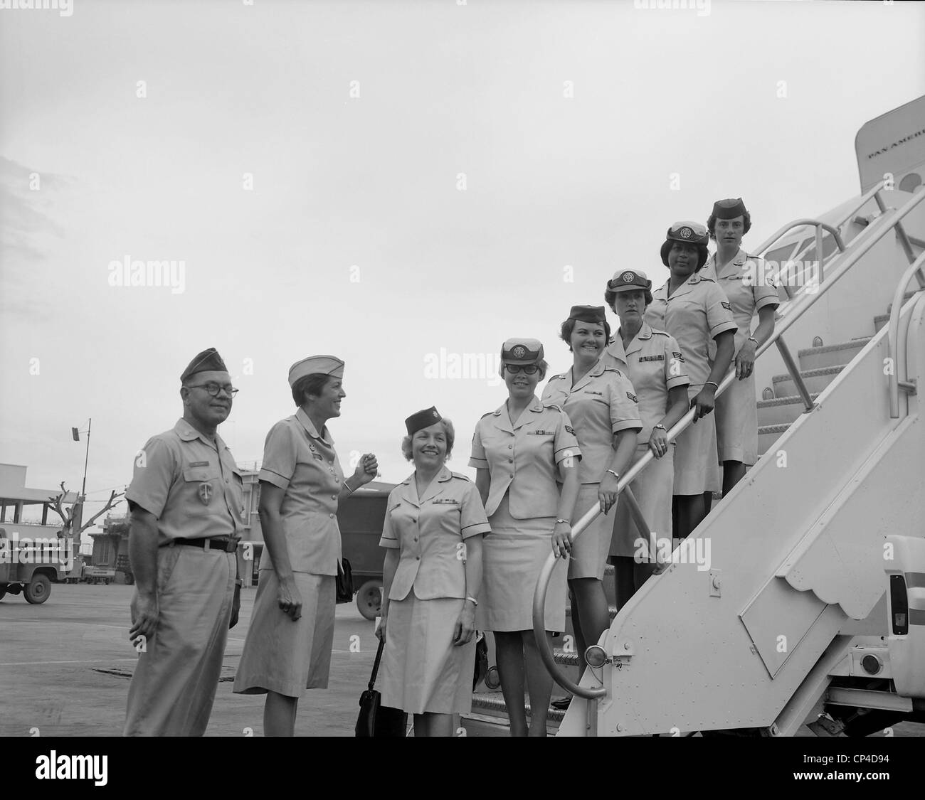 Guerra del Vietnam. I primi cinque arruolato donne nella Air Force (WAF) e la quarta WAF officer per essere assegnato al Vietnam arriva Foto Stock
