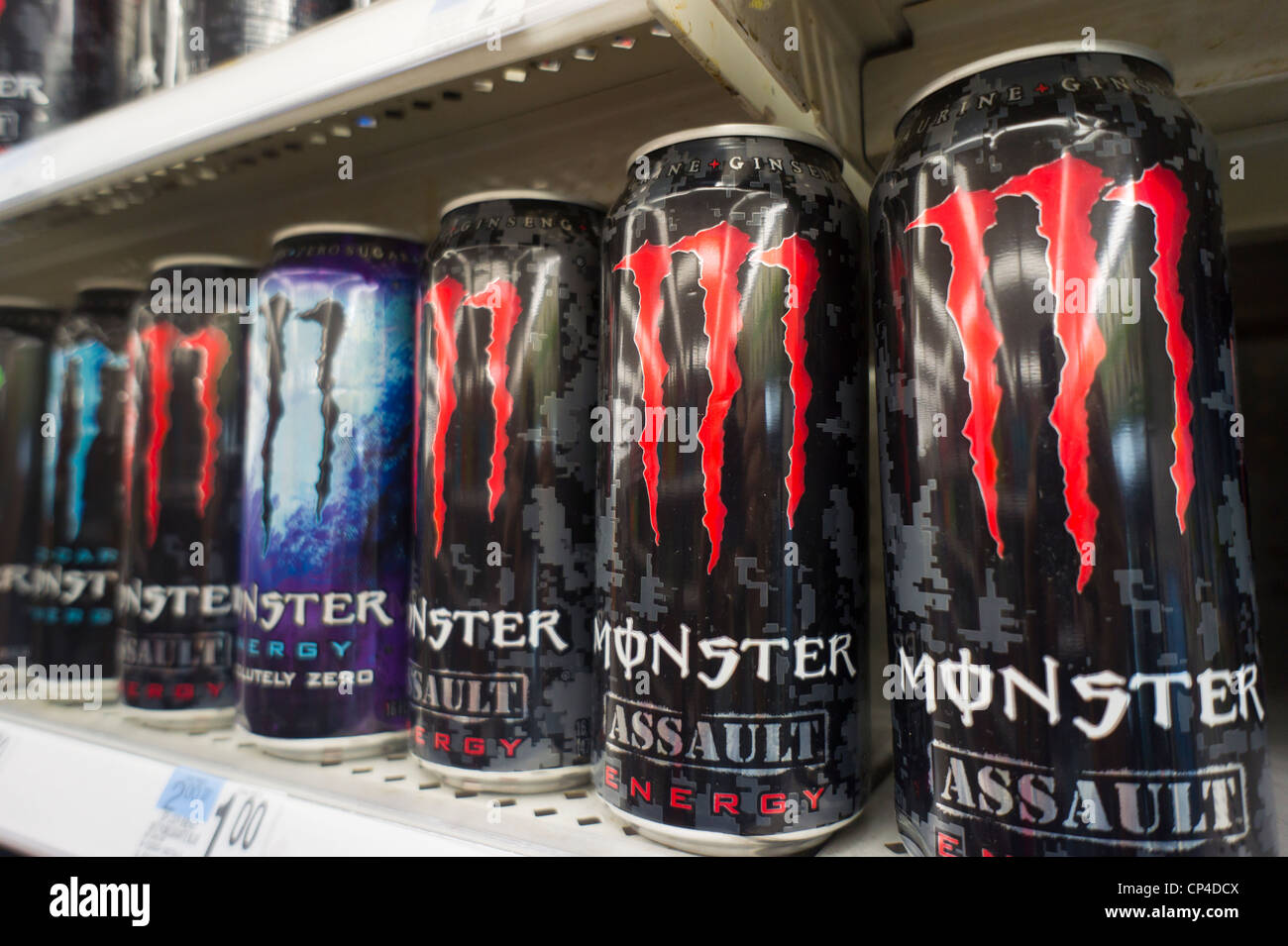 Marchio di Monster energy drink su uno scaffale di supermercato Foto Stock