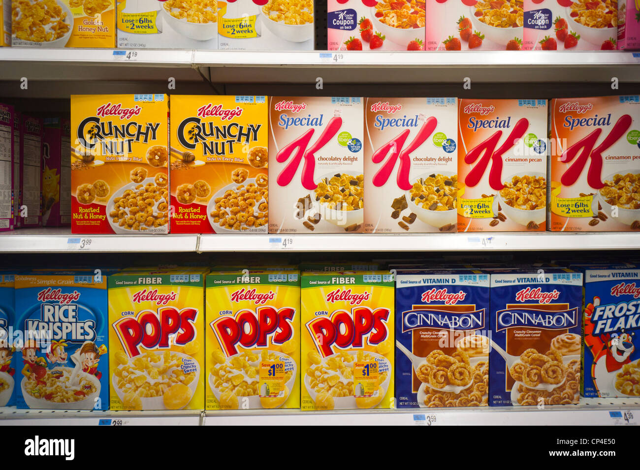 Scatole di Kellogg's cereali per la prima colazione nel dipartimento di generi alimentari di un negozio a New York Foto Stock