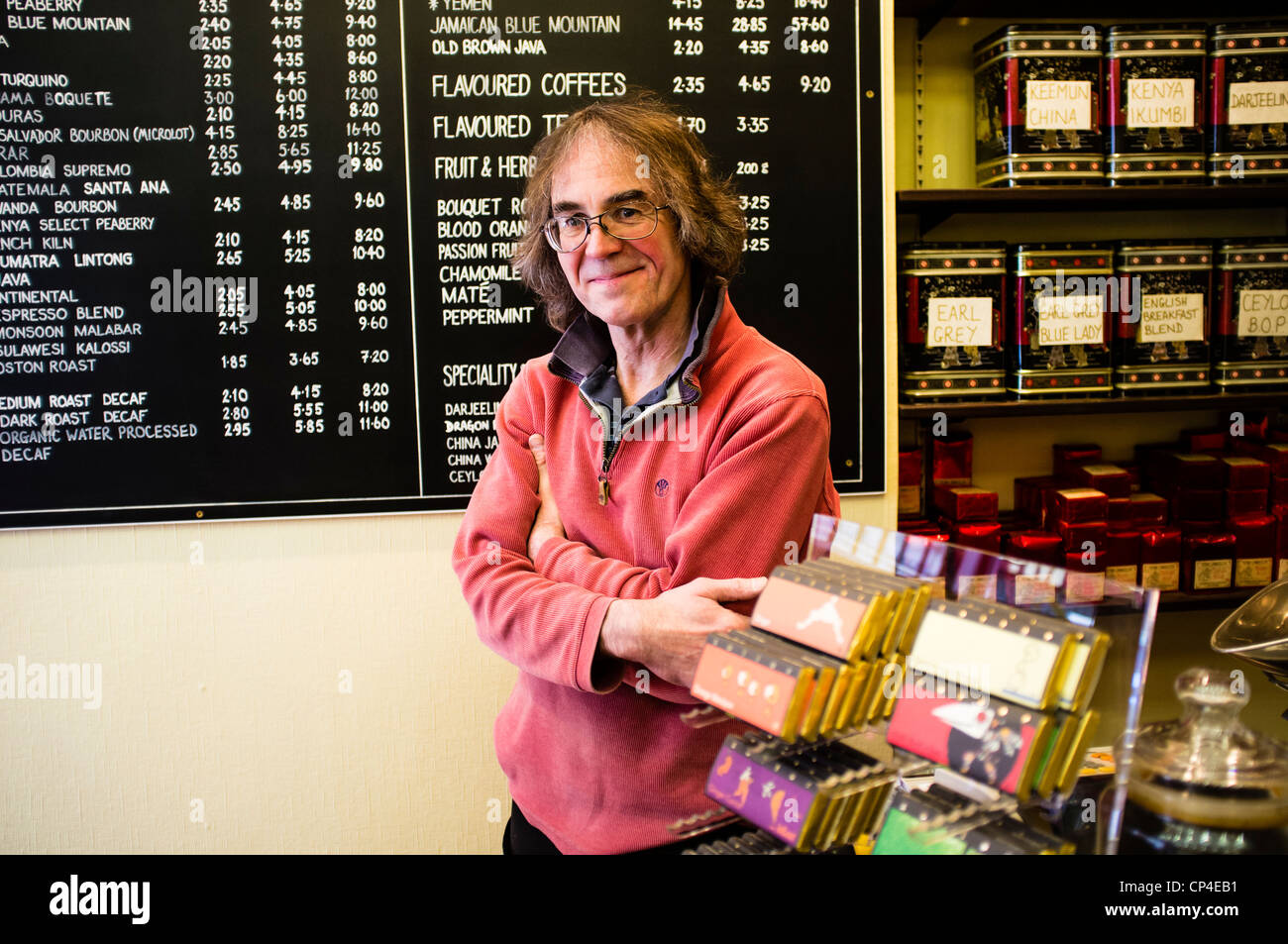 Il proprietario della Mecca, una piccola independentt tè e caffè rivenditore, Aberystwyth Wales UK Foto Stock