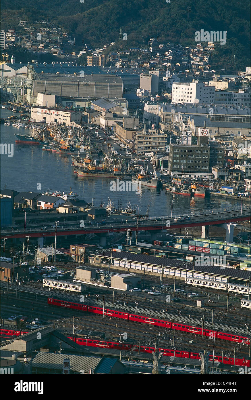 Giappone - Kyushu - Nagasaki. Il porto e la stazione ferroviaria. Foto Stock