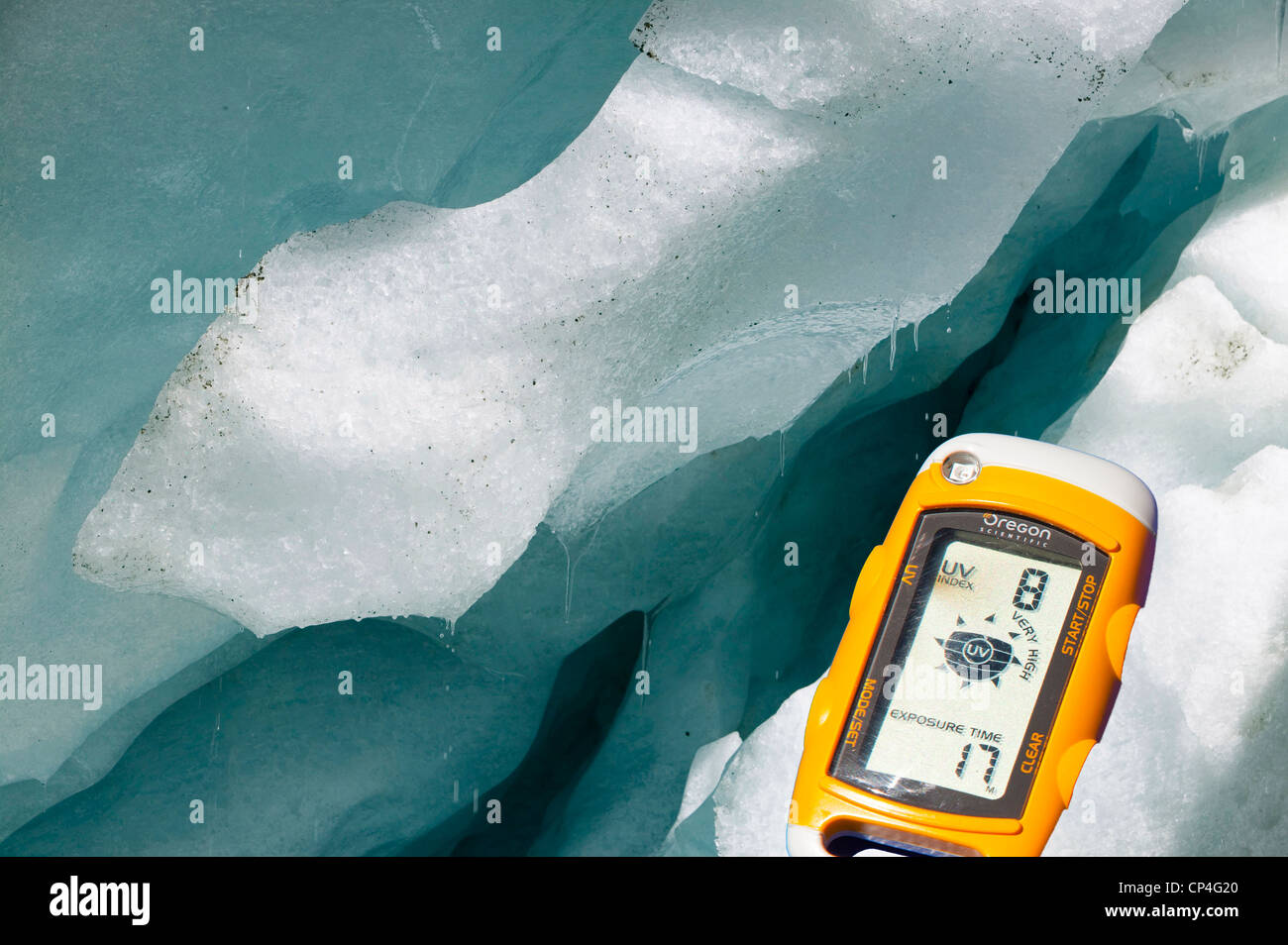 Il ghiacciaio di Argentiere fondere rapidamente a causa di cambiamenti climatici, con un misuratore UV, Chamonix Francia. Foto Stock