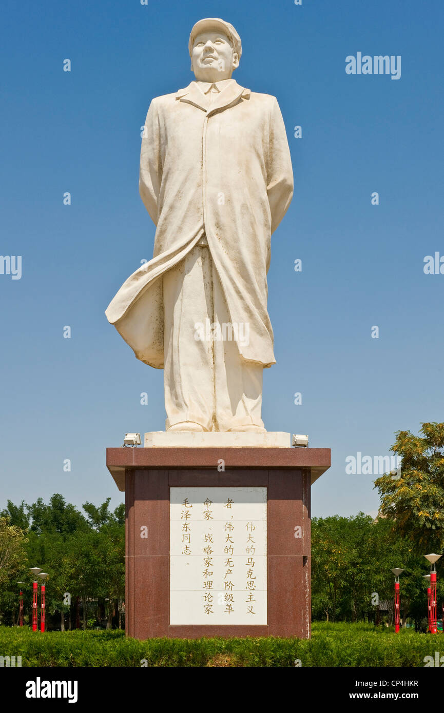 Una statua del presidente Mao al parco nei pressi del Gao Miou tempio complesso in Zhongwei. Foto Stock