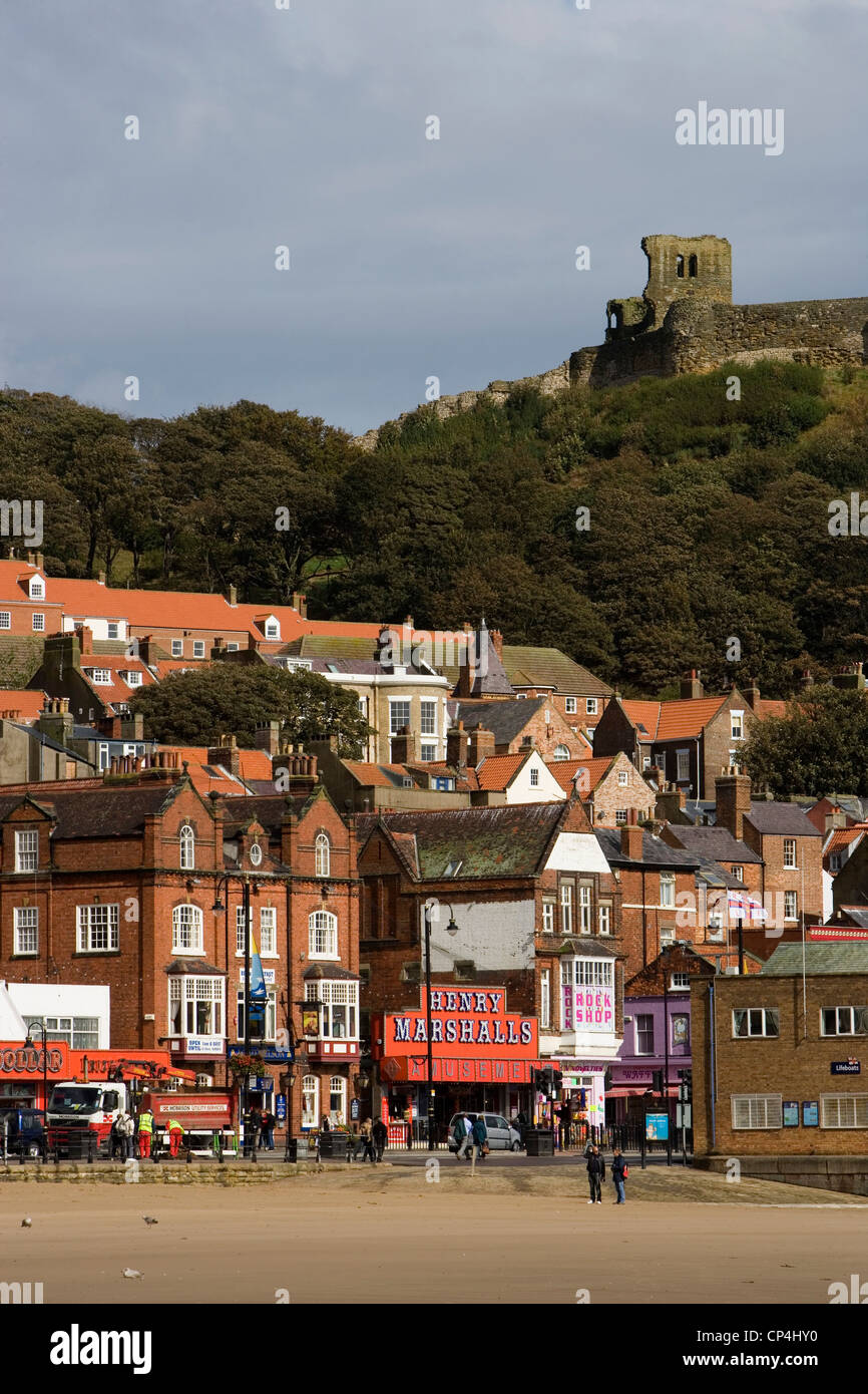 Regno Unito Inghilterra Nord Yorkshire Scarborough. Foreshore Road, di fronte al mare e, sullo sfondo, il castello e le case. Foto Stock