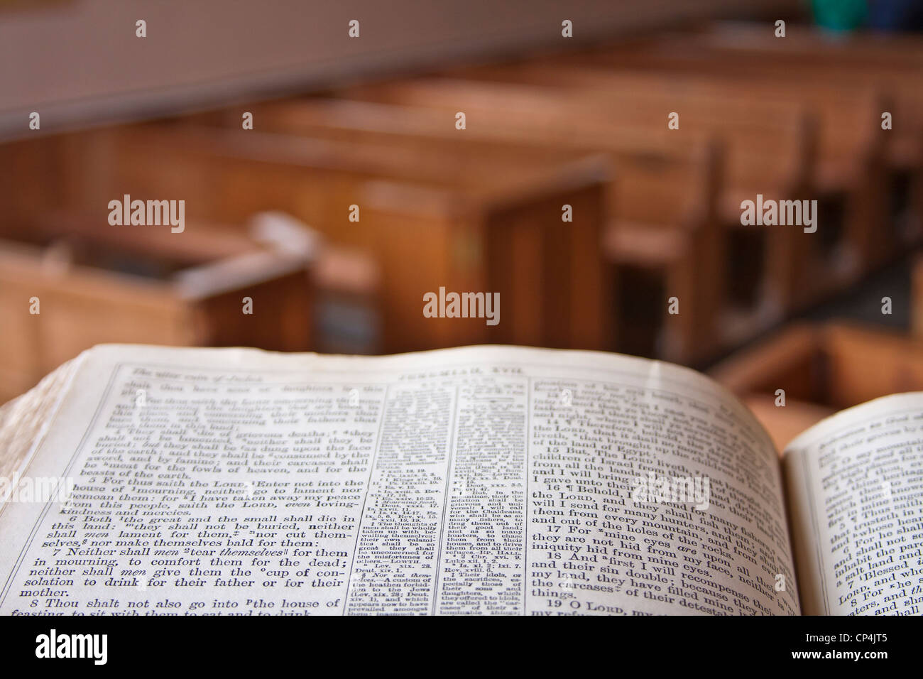 Una Bibbia in un pulpito della chiesa che si affaccia sulla chiesa Foto Stock
