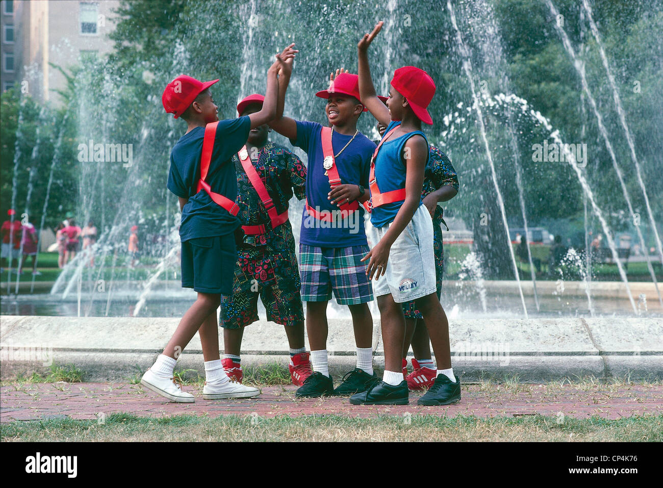 Stati Uniti d'America - Distretto di Columbia - Washington, giocare i bambini di fronte a una fontana in Lafayette Square. Foto Stock