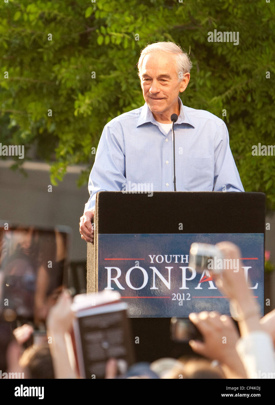 Aprile 12th, 2012 San Antonio, Texas: GOP candidato presidenziale Ron Paul termina la sua campagna oscillare attraverso il suo stato di origine con Foto Stock