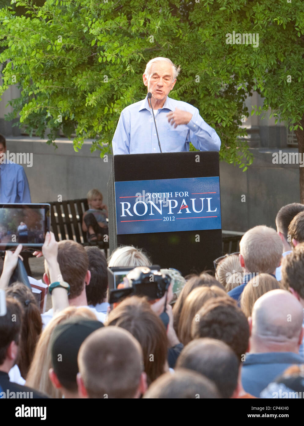 Aprile 12th, 2012 San Antonio, Texas: GOP candidato presidenziale Ron Paul termina la sua campagna oscillare attraverso il suo stato di origine con Foto Stock