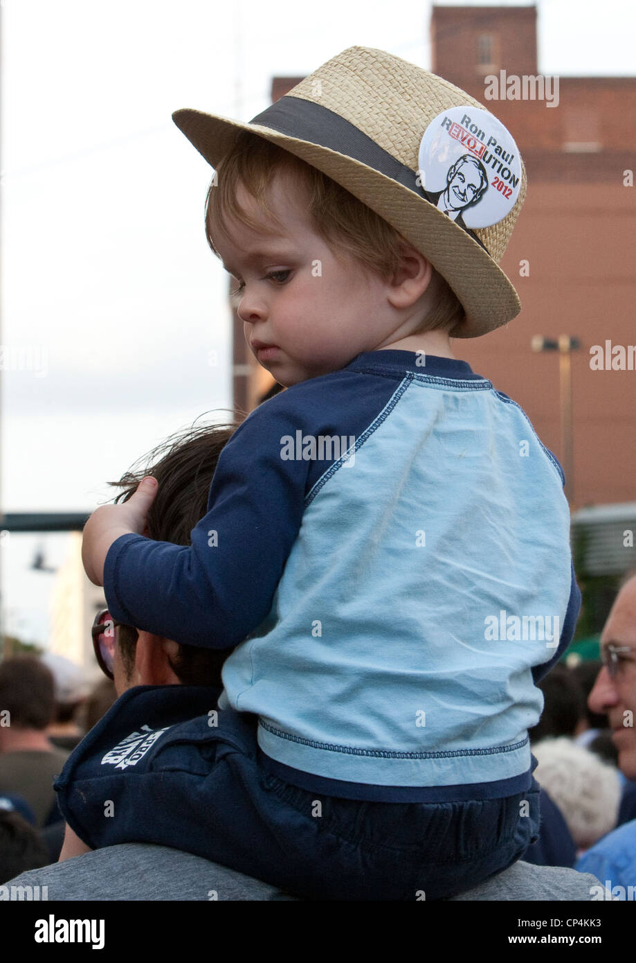 Ragazzo giovane sulle spalle mans indossa con cappello di campagna politica pro pulsante Ron Paul Foto Stock
