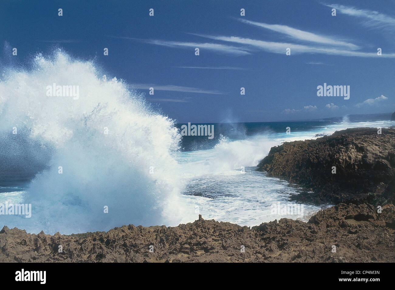 Puerto Rico - Intorno a Isabela. Rottura d'onda sulla riva. Foto Stock