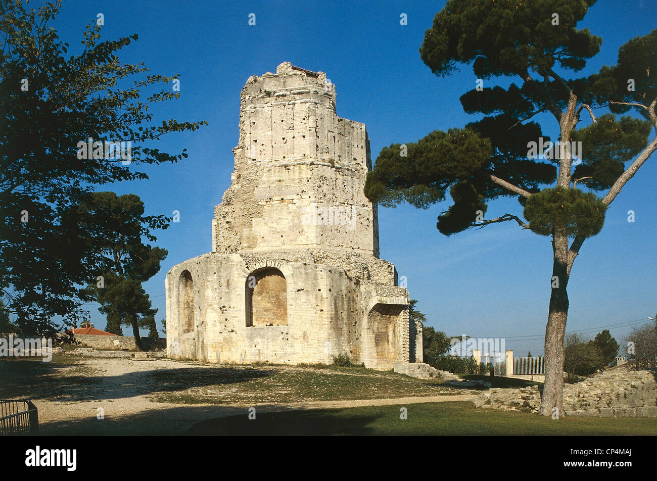 Francia - Linguadoca Rossiglione - Nimes, Tour Magne torre di epoca romana, primo secolo A.C. Foto Stock