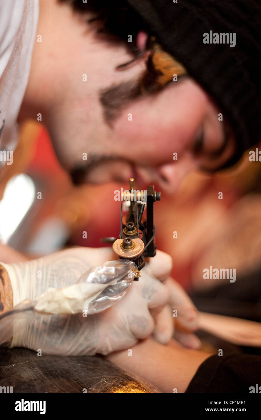 Professional tattoo artist robin stephens al lavoro Foto Stock