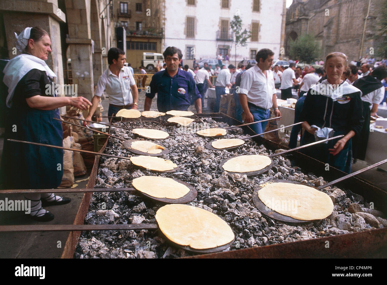 Spagna - Paese Basco (Euskadi) - Onate (Guipuzcoa). Preparazione di tortillas per la festa di Nostra Signora del Rosario. Foto Stock