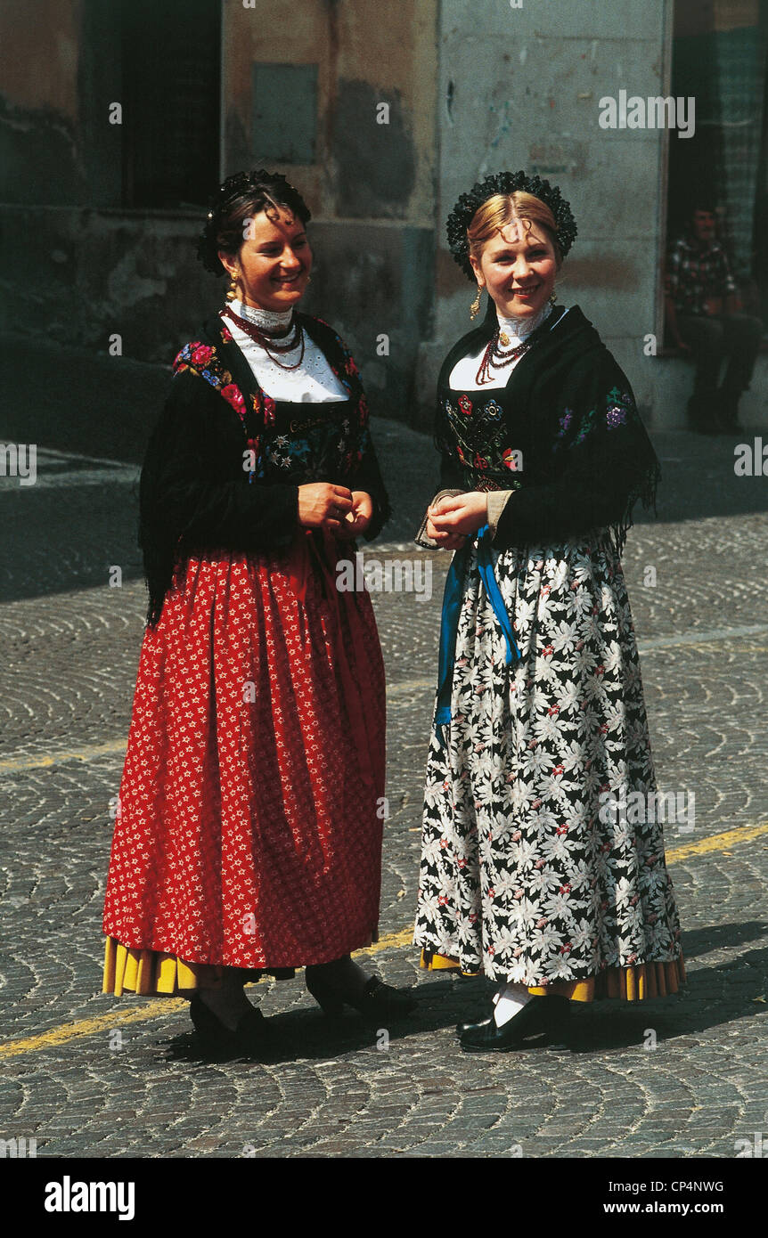 Trentino Alto Adige, gli abitanti di un villaggio in costume tipico nel  Castello Tesino VALSUGANA (TN Foto stock - Alamy