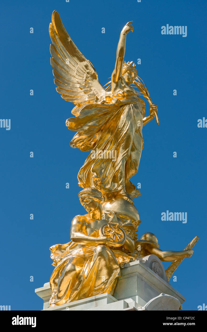 Primo piano della gold angel statua sulla Victoria Memorial fontana fuori Buckingham Palace,Londra,l'Inghilterra,UK Foto Stock