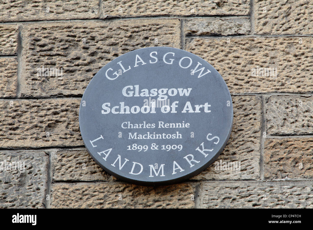 Targa di Glasgow Landmarks sulla Glasgow School of Art progettata dall'architetto Charles Rennie Mackintosh, Scozia, Regno Unito Foto Stock