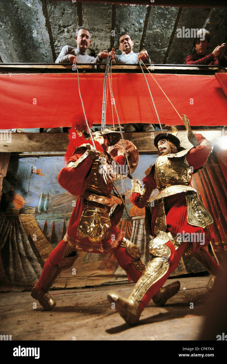 Sicilia Pupi di Acireale e manovra durante uno spettacolo Opera dei Pupi Foto Stock