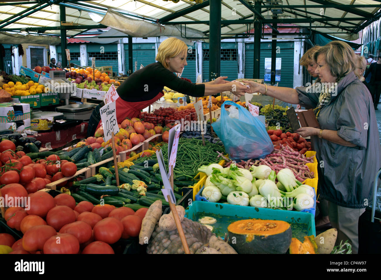 Una frutta e verdura in stallo un mercato di Venezia, Italia. Foto Stock
