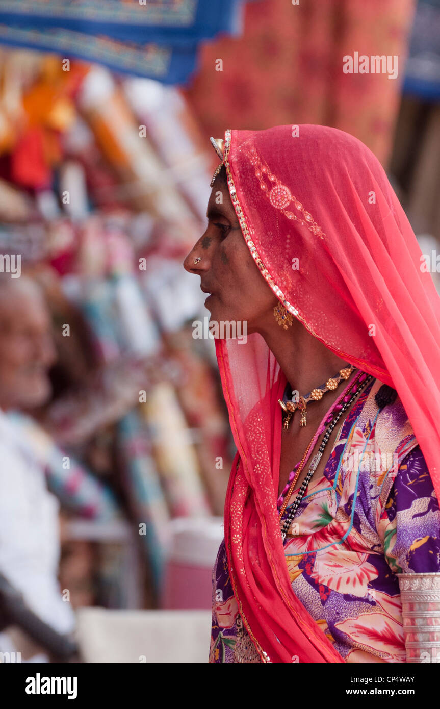 Donna navigando nel mercato Sadar,Jodhpur,Rajasthan,l'India Foto Stock