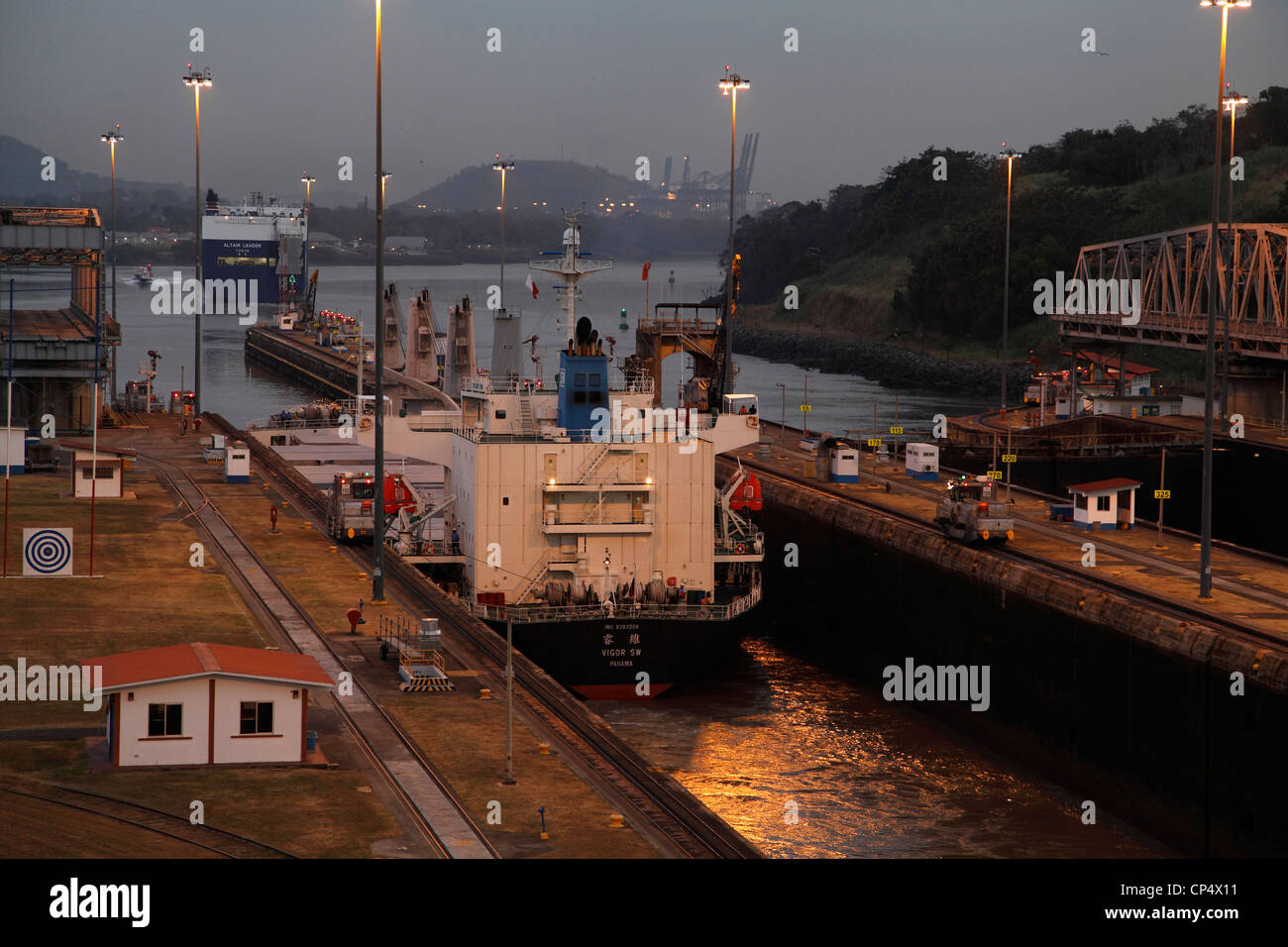 Le navi da carico in transito attraverso il canale di Panama di notte Foto Stock