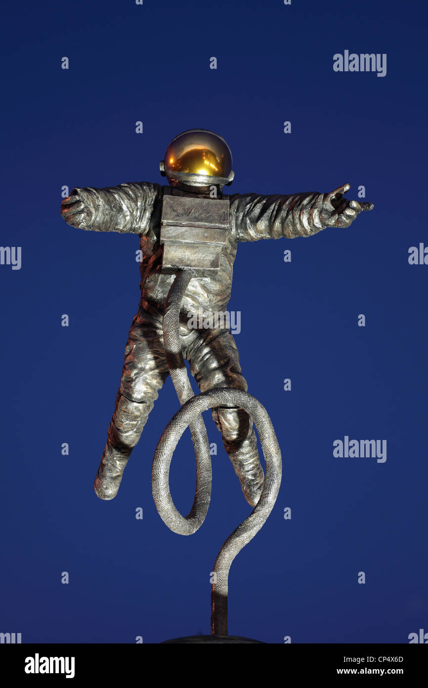 Donna in costume astronauta con casco spaziale Foto stock - Alamy