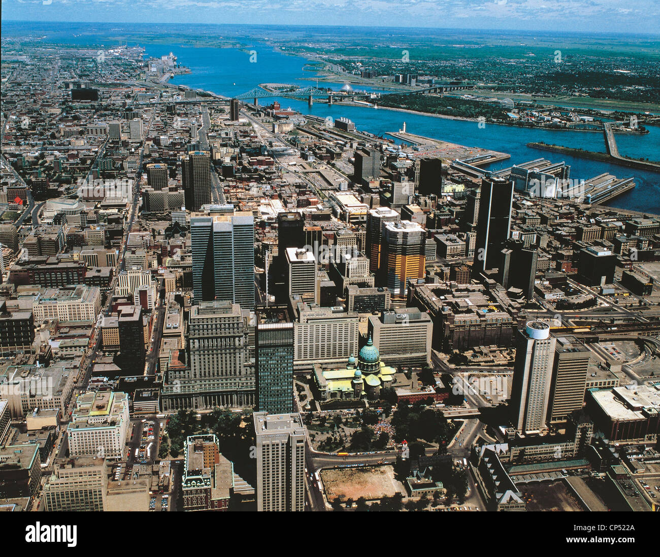 Canada - Quebec - Montreal. Il centro della città e il fiume San Lorenzo. Vista aerea. Foto Stock