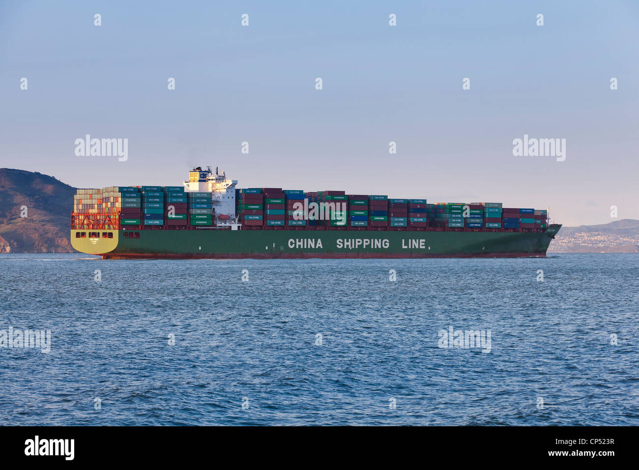 Una Cina società di trasporto di linea cargo nave piena di cargo entrare noi porta - San Francisco, California USA Foto Stock