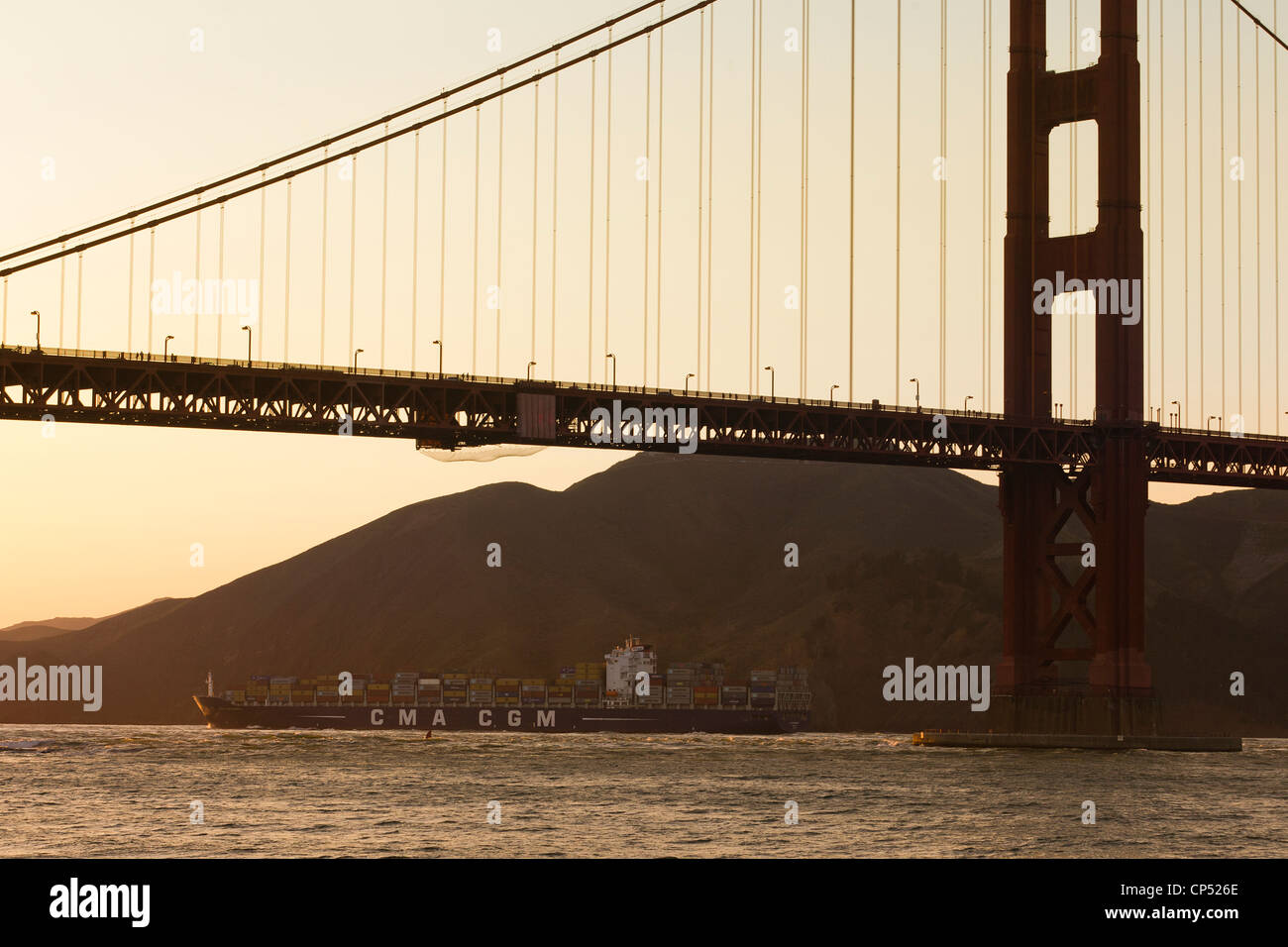 Un CMA CGM spedizioni nave lascia la Baia di San Francisco Foto Stock
