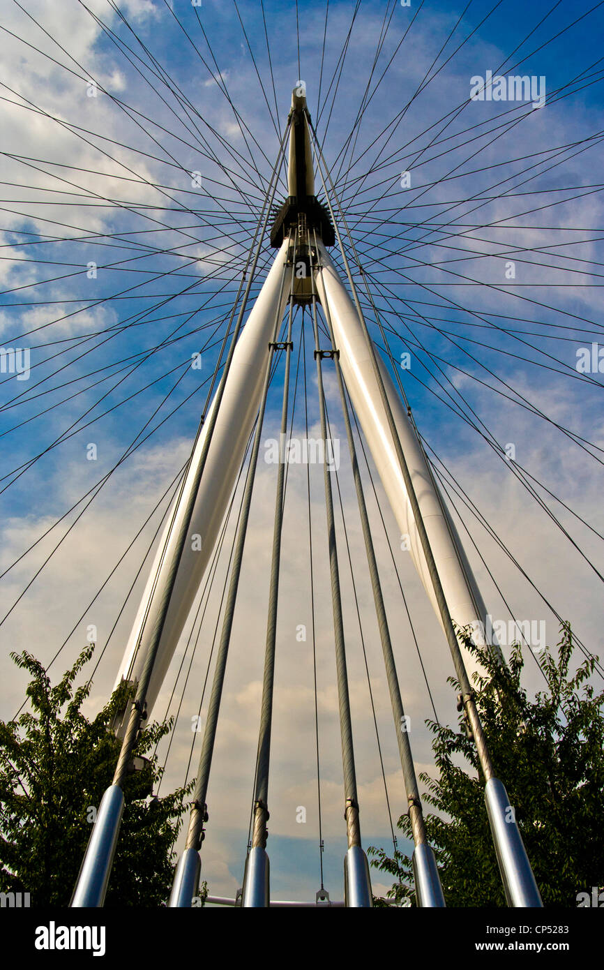 Il London Eye, London, Regno Unito contro un blu cielo nuvoloso. Foto Stock