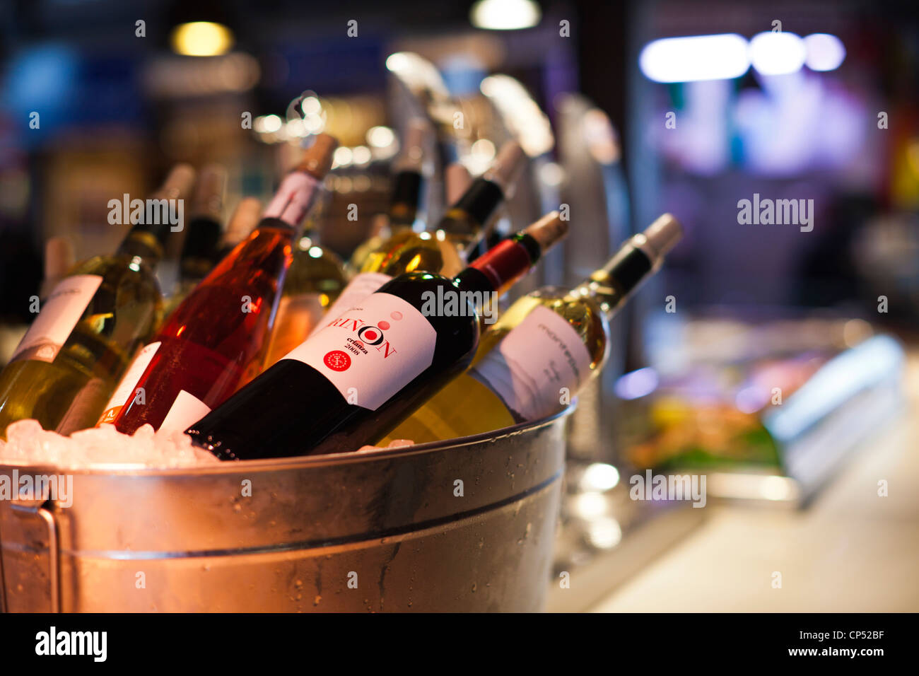 Spagna, Madrid, Plaza de San Miguel, il Mercado de San Miguel, alimentare artigianale marketplace, wine bar Foto Stock