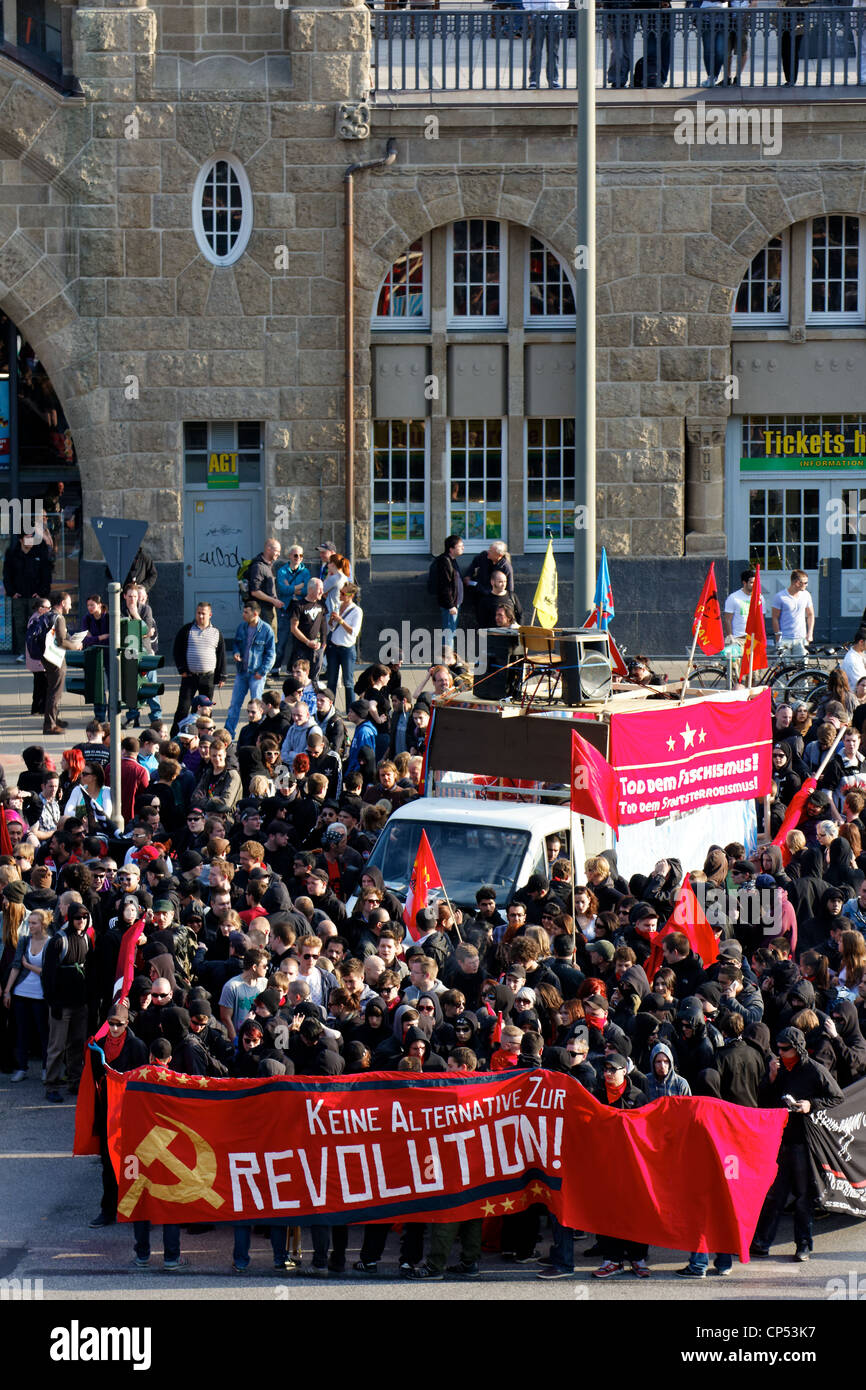 I manifestanti si riuniranno presso il giorno di maggio la dimostrazione ad Amburgo, in Germania il 1 maggio 2012. Foto Stock