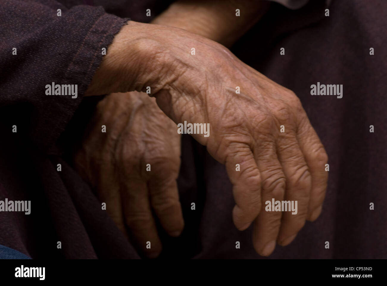 Le mani di un vecchio uomo in Marocco Essaouira Foto Stock