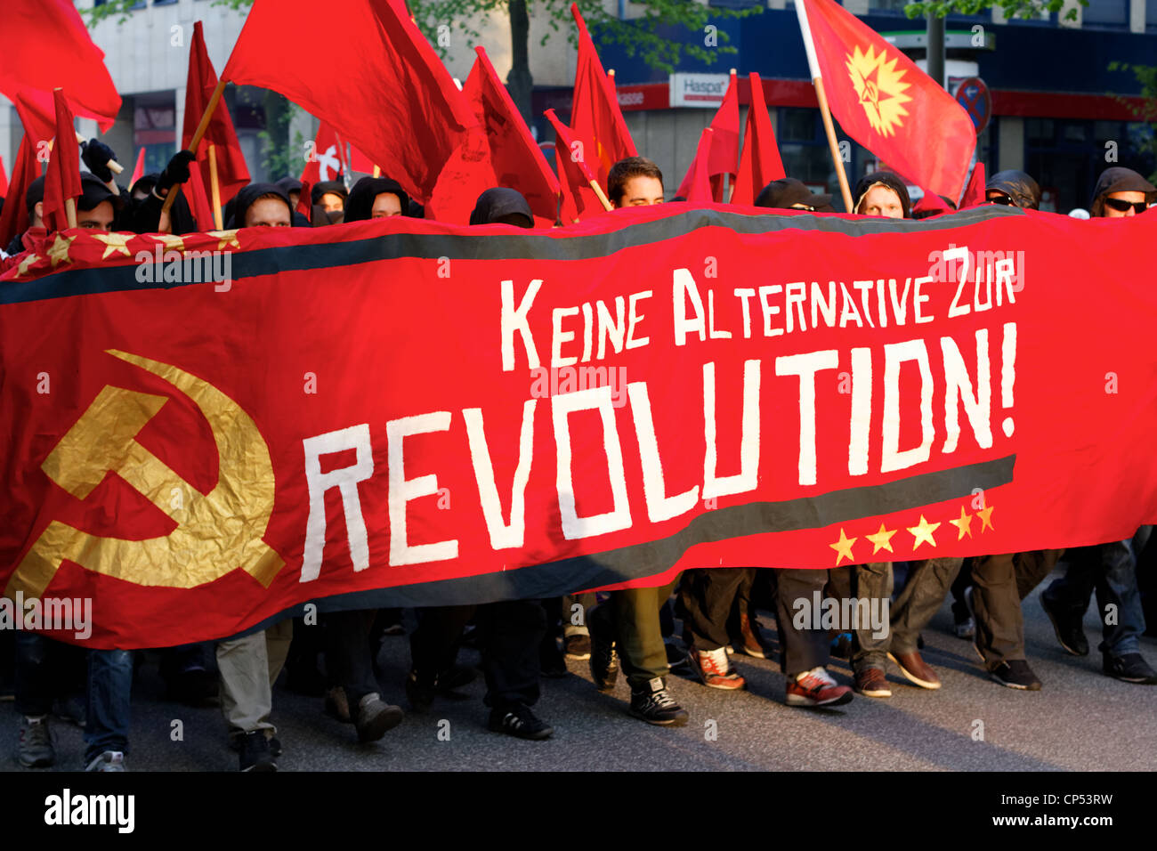 I manifestanti portano un banner rosso impegnativo giro in giorno di maggio la dimostrazione ad Amburgo, in Germania il 1 maggio 2012. Foto Stock