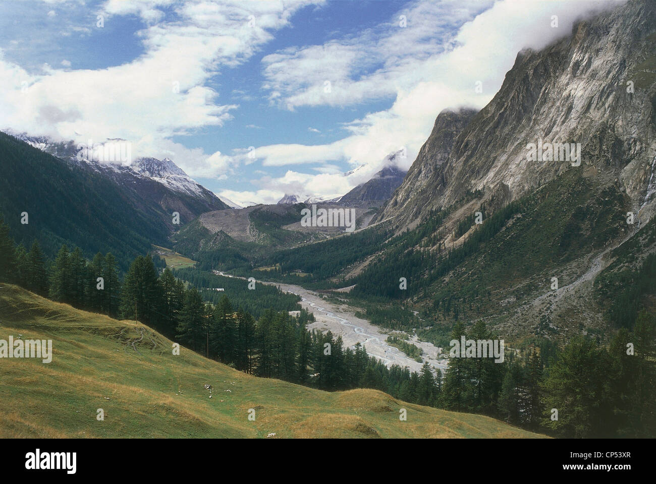 Valle d'Aosta - Graian - Massif du Mont Blanc - Val Veny . La Dora lo sfondo della morena del ghiacciaio Miage. Foto Stock