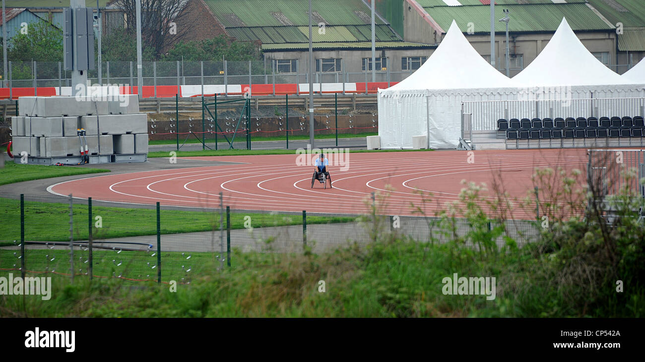 Atleta paralimpico prove su pista e impianti del campo al 2012 Londra Stadio Olimpico di mercoledì 2 maggio. Foto Stock